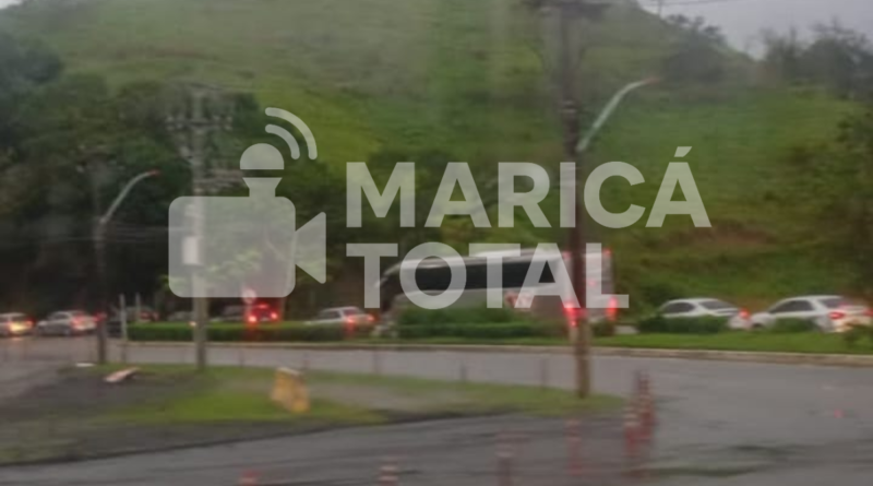 Colisão entre carro e moto causa congestionamento na RJ-106, em Ponta Negra