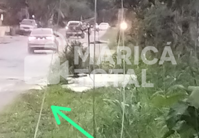 Cabo de alta tensão cai na Estrada de Ponta Negra e moradores cobram atendimento da Enel