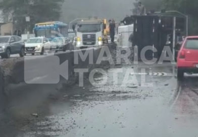 Caminhão carregado de pedras tomba na RJ-106 e provoca lentidão nos dois sentidos