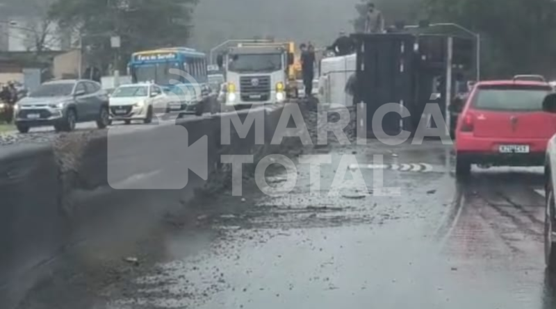 Caminhão carregado de pedras tomba na RJ-106 e provoca lentidão nos dois sentidos