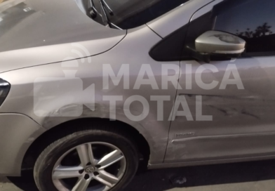 Morador procura motorista após carro estacionado ser atingido no Centro de Maricá