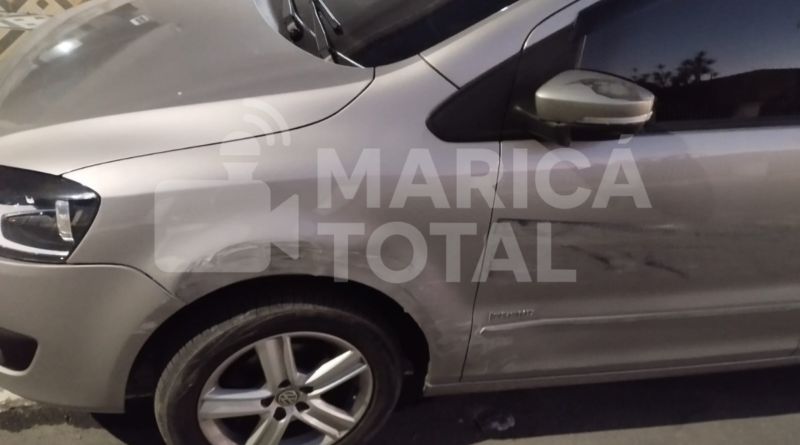 Morador procura motorista após carro estacionado ser atingido no Centro de Maricá