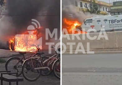 Carro-forte pega fogo às margens da RJ-106 em Inoã