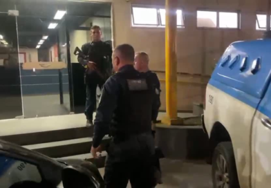 Homem com mandado de prisão em aberto é preso durante ação da PM em Ponta Negra