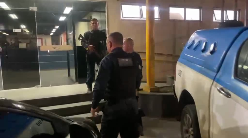 Homem com mandado de prisão em aberto é preso durante ação da PM em Ponta Negra