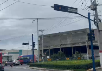 Semáforo com problemas preocupa pedestres e motoristas na Avenida Francisco Sabino da Costa