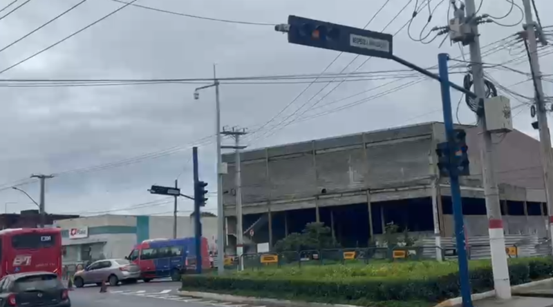 Semáforo com problemas preocupa pedestres e motoristas na Avenida Francisco Sabino da Costa