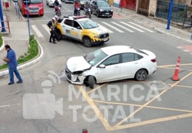 Acidente entre carro e van deixa uma pessoa ferida e causa congestionamento no Centro de Maricá