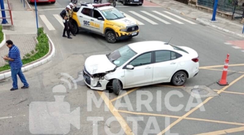 Acidente entre carro e van deixa uma pessoa ferida e causa congestionamento no Centro de Maricá