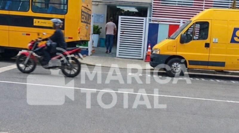 Urnas eletrônicas chegam ao Colégio Joana Benedita para votação deste domingo em Maricá