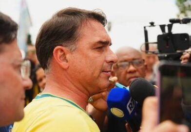 Flávio Bolsonaro afirma ter sido intimado pela PF a entregar passaportes e diz estar proibido de deixar o Brasil