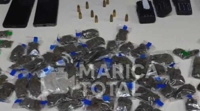 Homem conhecido como Chinela” é preso com drogas, pistola e rádios transmissores em Maricá