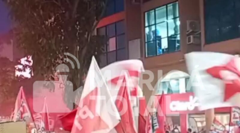 Juventude do PT realiza ato em apoio ao Lula no centro de Maricá