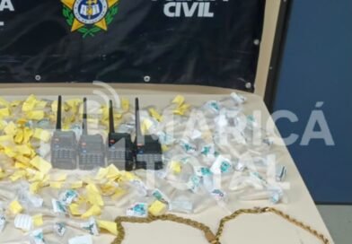 Polícia Civil prende dois homens e apreende adolescente em operação contra o tráfico na Favela da Linha, em Maricá