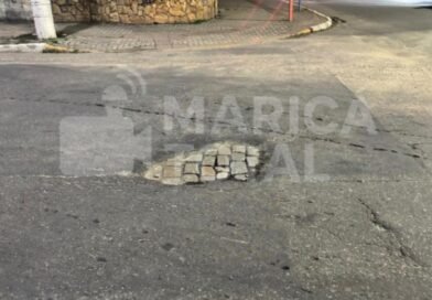 Buraco próximo a Igreja Católica preocupa moradores e pode causar acidentes