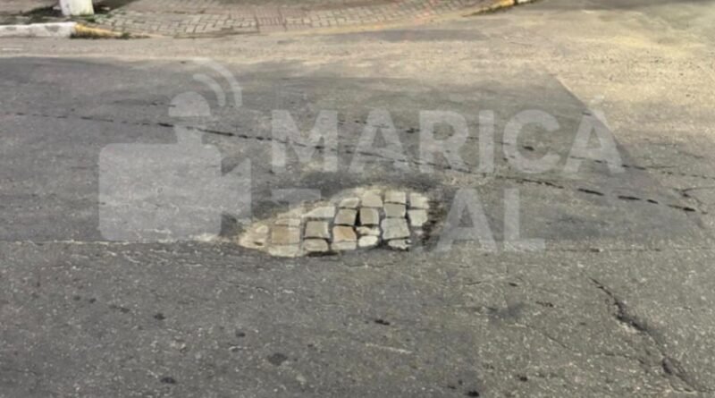 Buraco próximo a Igreja Católica preocupa moradores e pode causar acidentes
