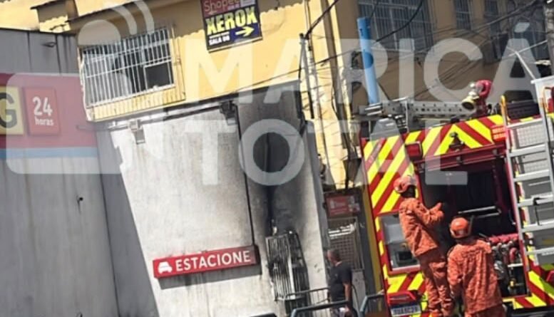Incêndio atinge caixa de energia no Centro de Maricá.