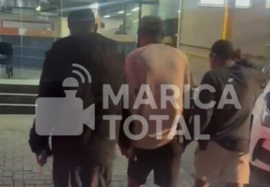 Suspeitos de roubo e agressão são conduzidos à delegacia no Centro de Maricá
