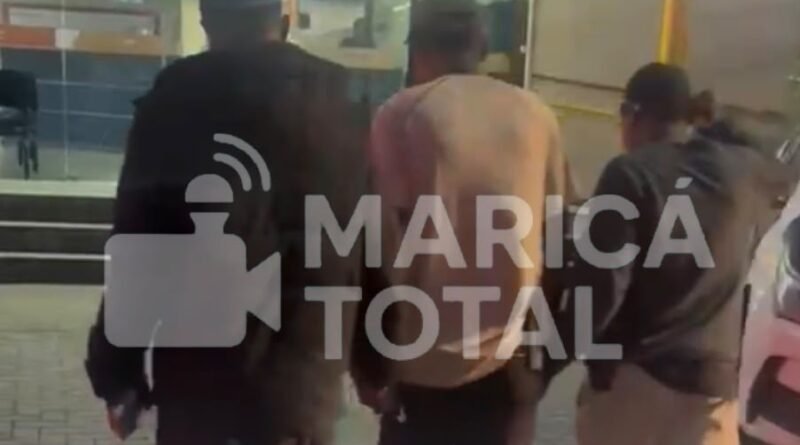Suspeitos de roubo e agressão são conduzidos à delegacia no Centro de Maricá