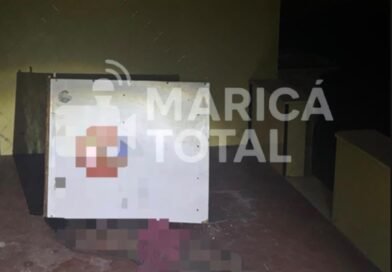 Homem é encontrado morto em casa no Centro de Maricá; dois suspeitos são levados à delegacia
