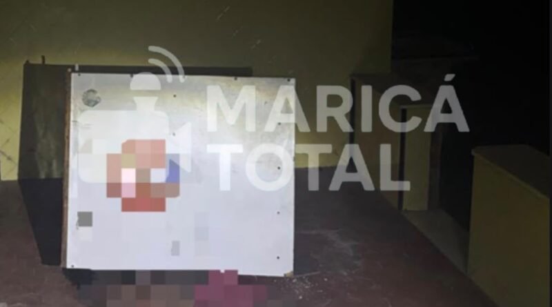 Homem é encontrado morto em casa no Centro de Maricá; dois suspeitos são levados à delegacia