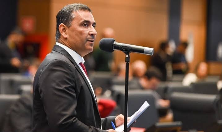 O deputado Renato Machado garantiu a reeleição nas eleições de 2026.