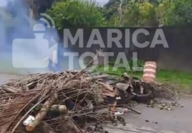 Moradores do Vale da Figueira fecham RJ-114 em protesto contra falta de energia há três dias