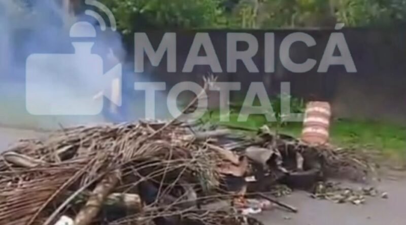 Moradores do Vale da Figueira fecham RJ-114 em protesto contra falta de energia há três dias